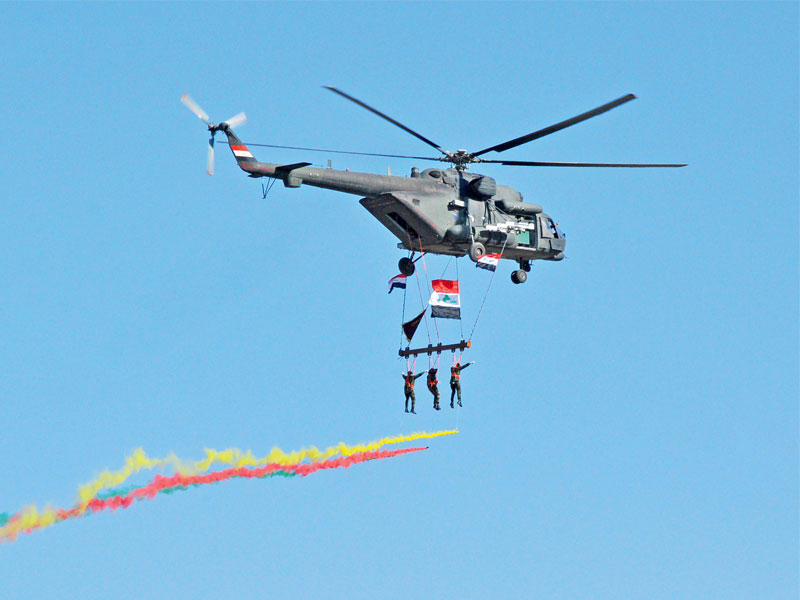 مروحية عراقية تحلق في أجواء بغداد خلال الاستعراض العسكري في المنطقة الخضراء أمس (رويترز)n