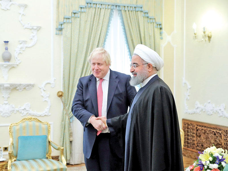 روحاني مستقبلا جونسون في طهران أمس (رويترز)n