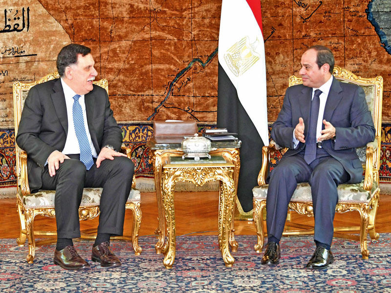 السيسي مستقبلاً السراج في القاهرة أمس