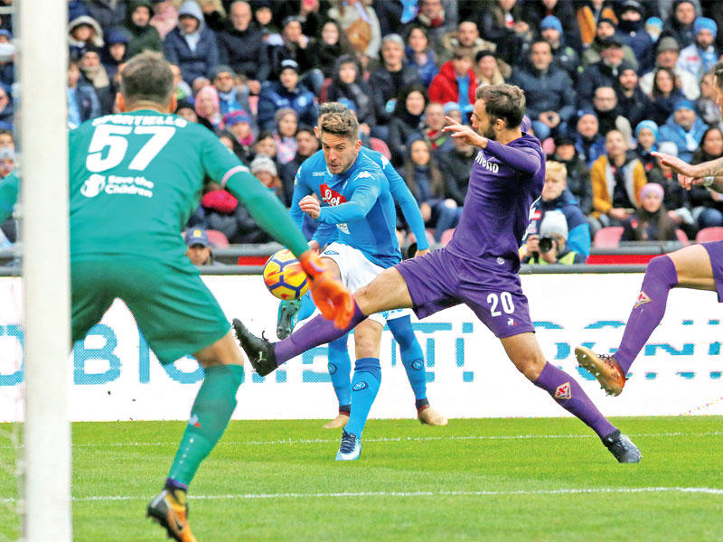 ميرتنز نجم نابولي في محاولة أمام مرمى فيورنتينا