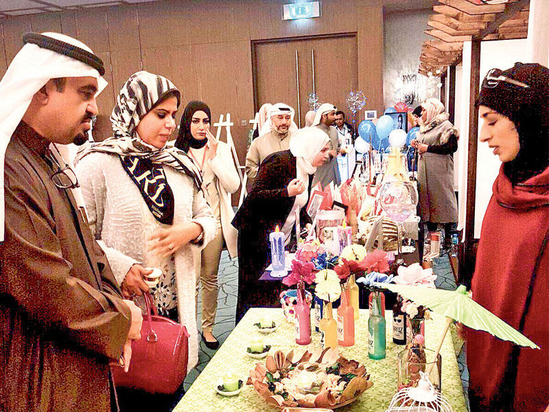 الصالح خلال جولته في معرض المشغولات الفنية 