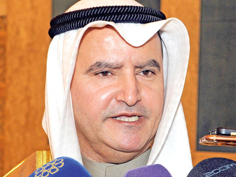 عصام المرزوق اثناء تصريحه للصحافيين