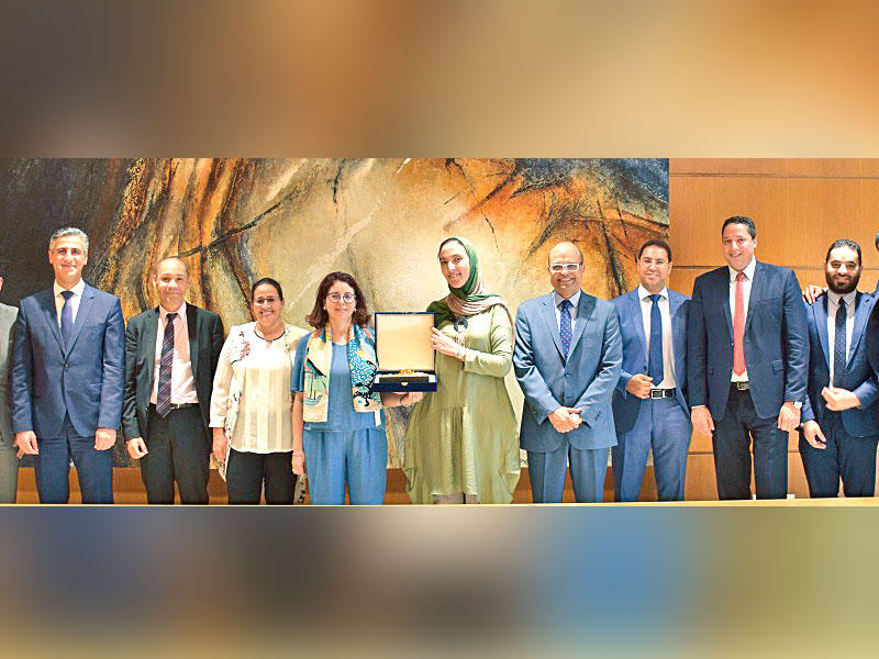 جانب من الاحتفال يضم فريق العاملين من المجموعتين   