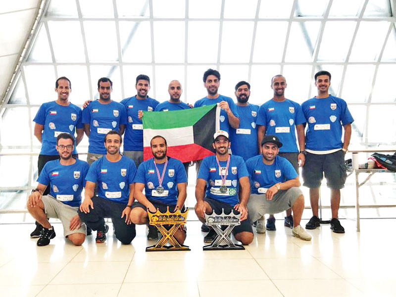 منتخب الكويت في المطار