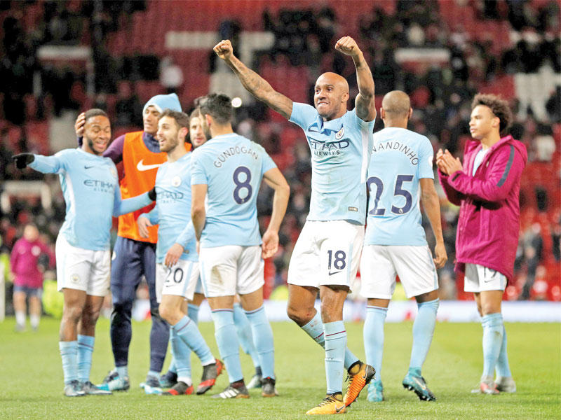 فرحة لاعبي السيتي بعد الفوز على اليونايتد