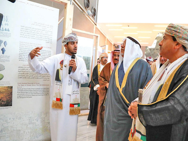 علي الجراح أثناء الجولة في المعرض