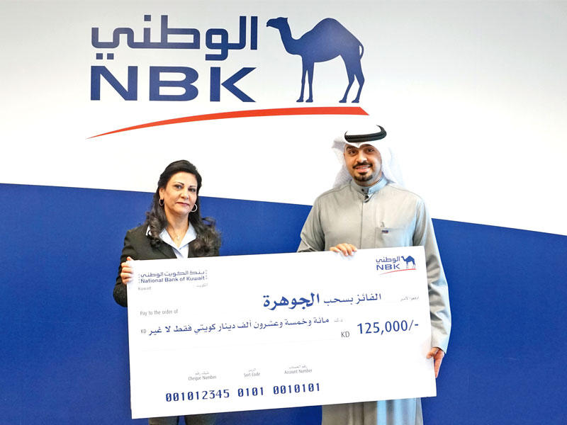 الفائزة تتسلم الجائزة