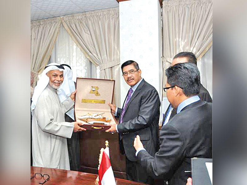 المطاوعة يسلم إلى نظيره الإندونيسي درعاً تكريمية