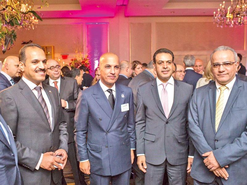 الهاشل (إلى اليسار) مشاركاً في الاجتماع