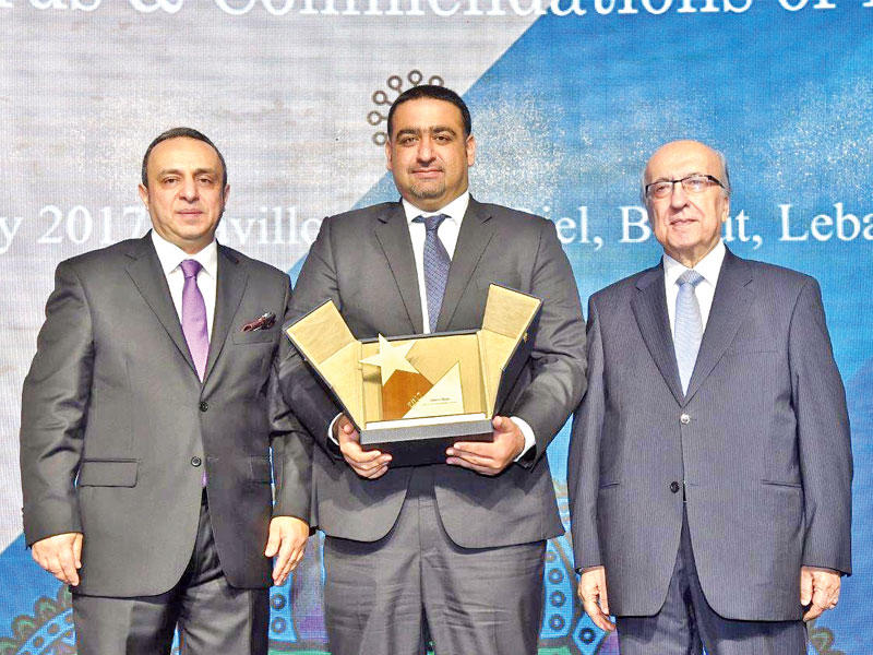 طالب يتوسط فتوح وجوزيف طربيه أثناء تسلم الجائزة