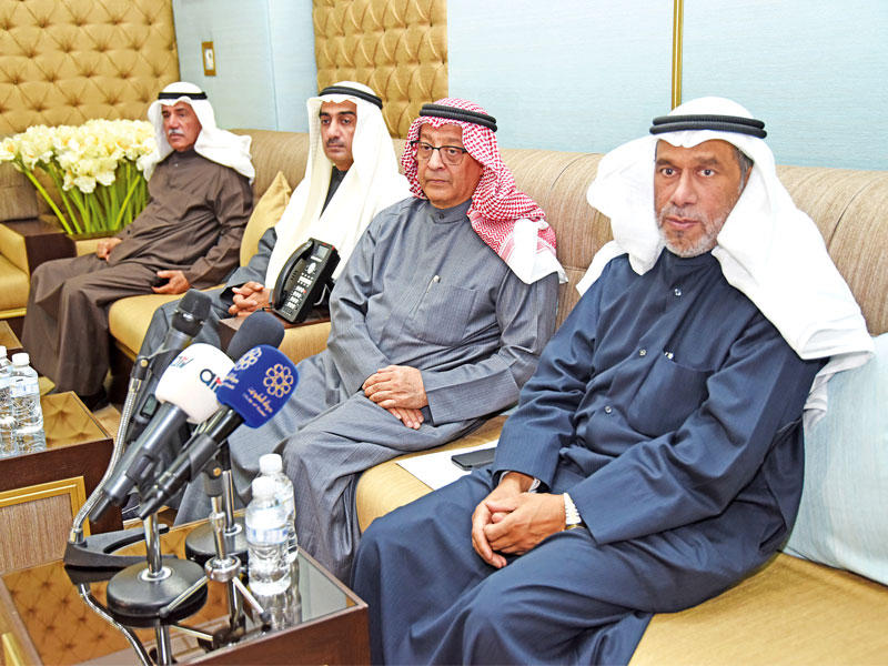 محمد المقاطع وبدر الخليفة خلال المؤتمر الصحافي