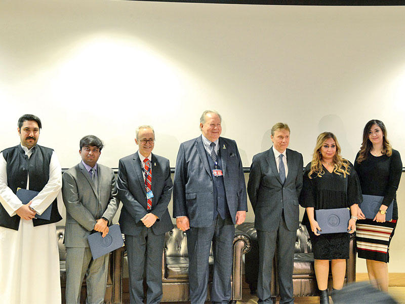 رئيس الجامعة ومسؤول «الجزيرة» يتوسطان الطلبة المشاركين