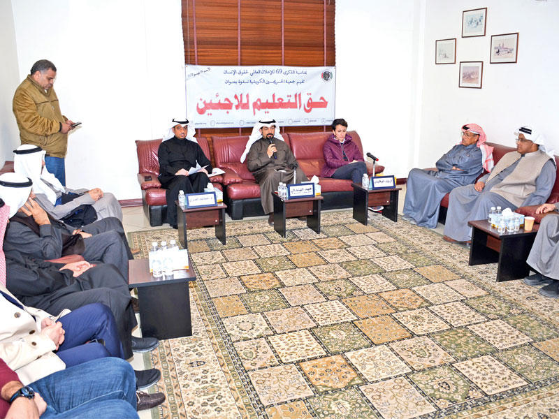 المتحدثون وجانب من الحضور في ندوة «الخريجين»