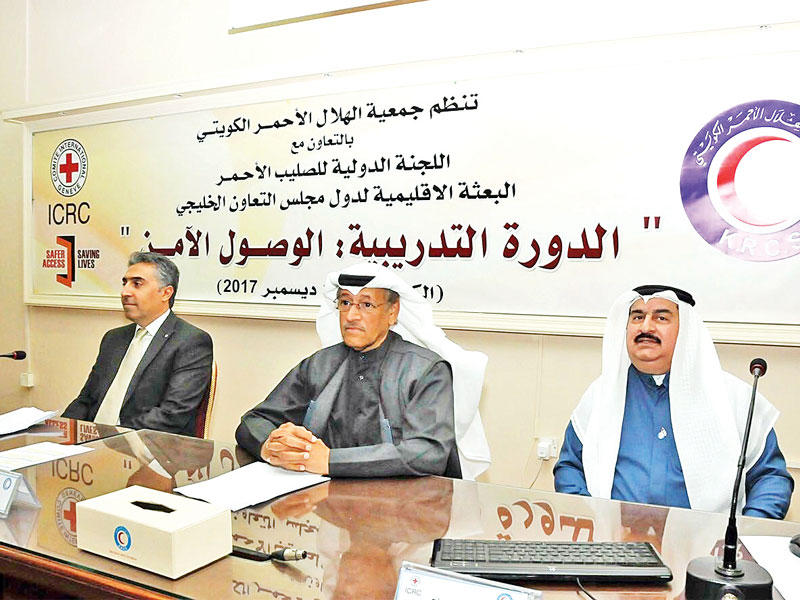  الحساوي خلال افتتاح الدورة التدريبية بالهلال الأحمر