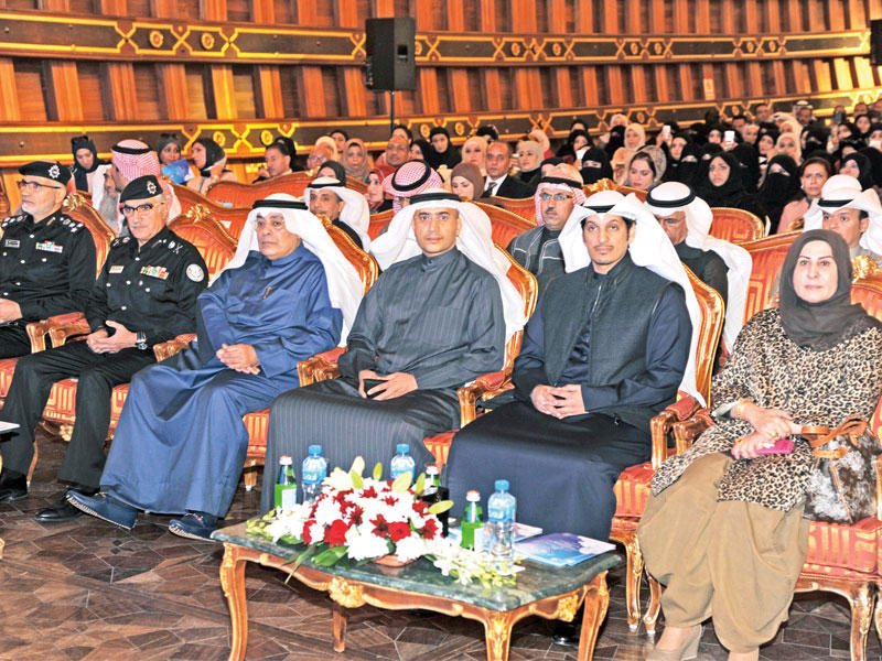 الأثري متوسطا المقصيد والكندري والطراح والمطيري خلال افتتاح مؤتمر الخدمة النفسيةn