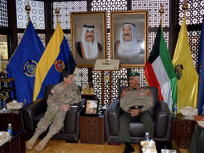 رئيس الأركان العامة للجيش الكويتي الفريق الركن محمد الخضر يستقبل قائد القيادة الأمريكية الوسطى الفريق أول جوزيف فوتال