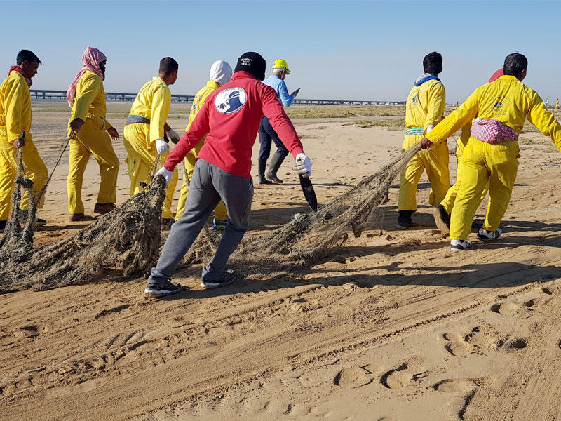 جانب من حملة فريق الغوص الكويتي ارشيفية