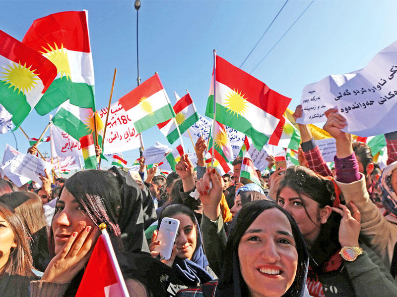 جانب من التظاهرات في أربيل ضد العبادي أمس (أ ف ب)