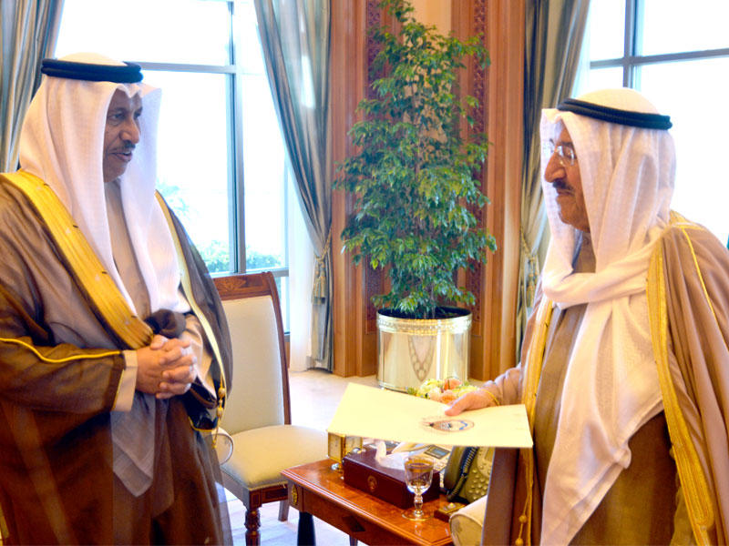 الأمير يتسلم من المبارك التشكيل الحكومي الجديد أمس