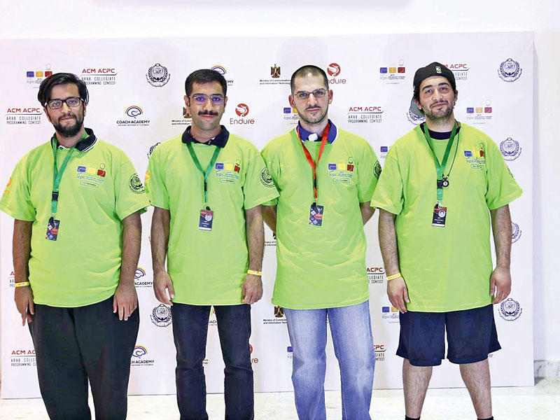جانب من فريق جامعة الخليج الفائز بمسابقة البرمجة 