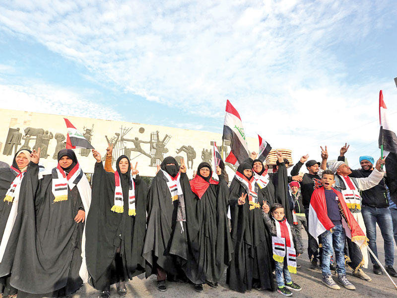 عراقيون خلال تجمعات احتفالاً بدحر «داعش» بيوم النصر في بغداد (إي بي أيه)