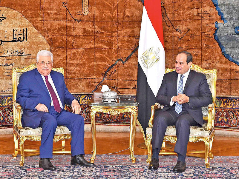 الرئيس السيسي خلال استقباله نظيره الفلسطيني محمود عباس في القاهرة أمس