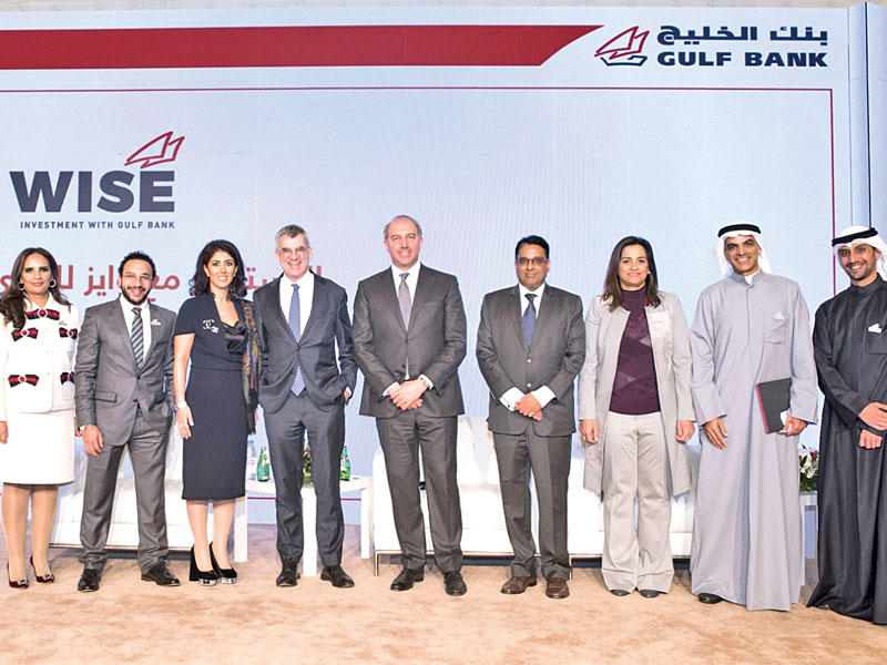 جوش ليرنير يتوسط فريق إدارة «الخليج»