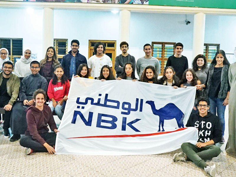 الباقر في صورة جماعية مع المتطوعين