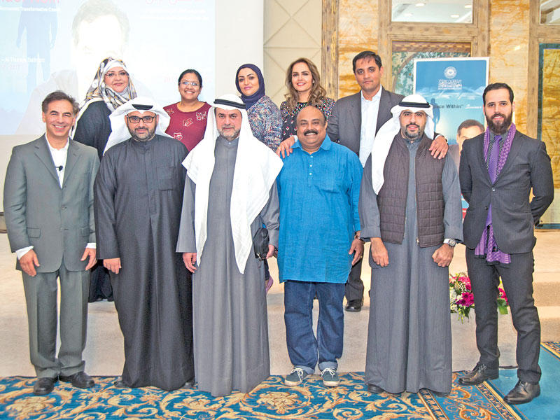 مايكل نيل مع المشاركين في الحلقة