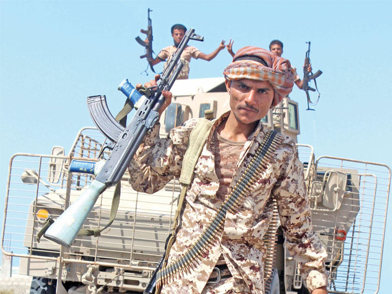 جندي يحمل سلاحه بمديرية الخوخة التابعة لمحافظة الحديدة بعد تحريرها من الحوثيين الأحد الماضي (أ ف ب)