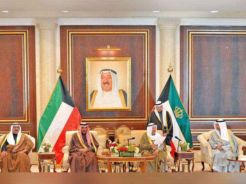 الأمير يلقي كلمته خلال استقبال الحكومة الجديدة بحضور ولي العهد أمس