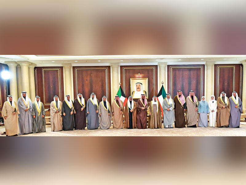 الأمير وولي العهد يتوسطان المبارك والوزراء في اللقطة التذكارية للحكومة الجديدة أمس