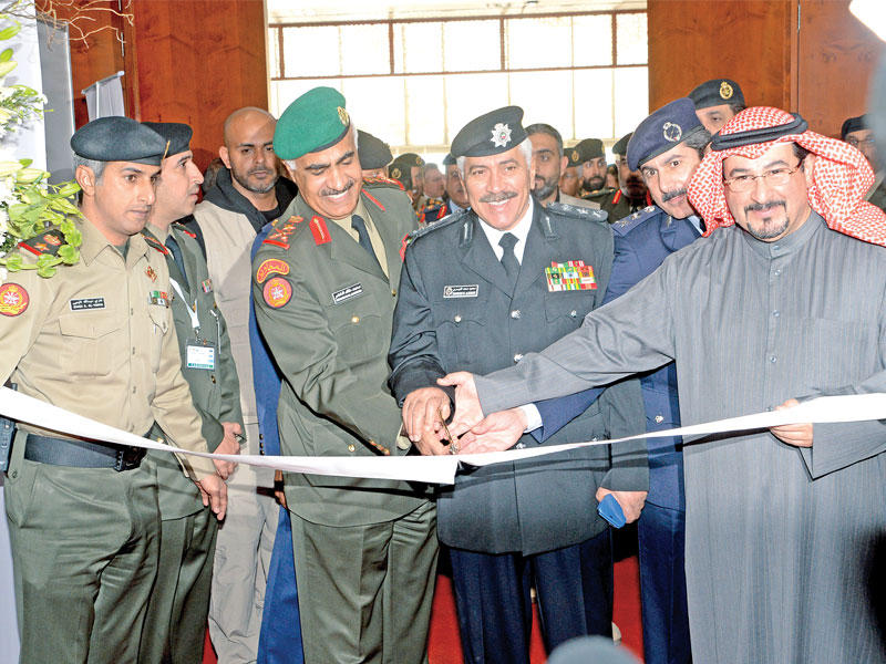 الخضر والدوسري والمكراد مفتتحين المعرض