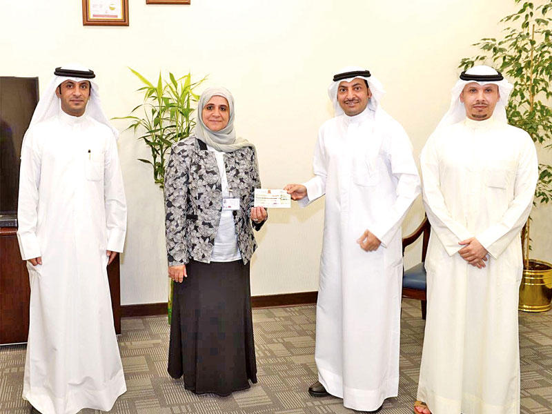 ممثلة بيت الزكاة تتسلم تبرع جمعية العمرية