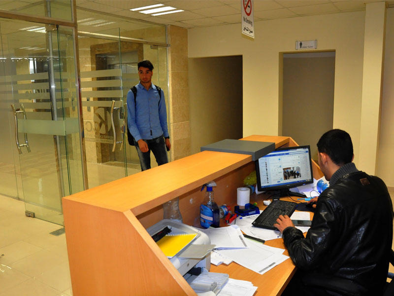 أثناء توافد طلاب فلسطينيين علي مركز الكويت المهني للإلتحاق بالدوارات التدريبية المعلن عنها مسبقا