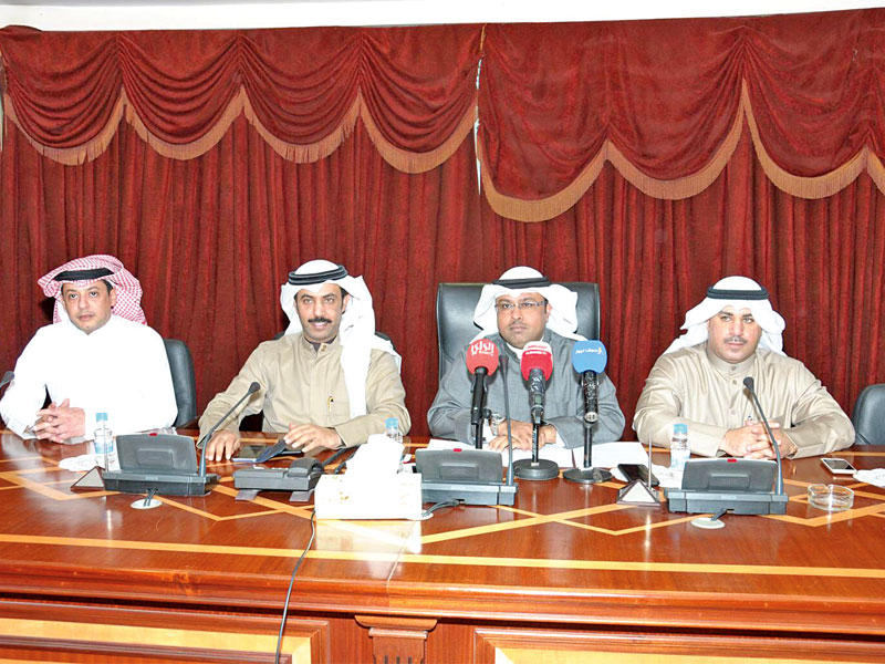 الكندري يتوسط بعض أعضاء مجلس إدارة الاتحاد خلال المؤتمر الصحافي أمس 