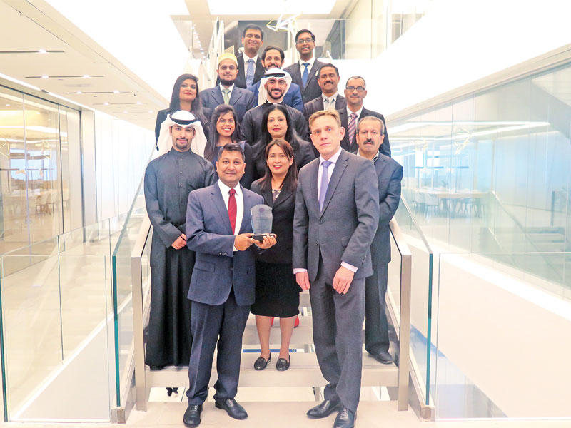 صورة جماعية لفريق إدارة الخزينة مع الجائزة