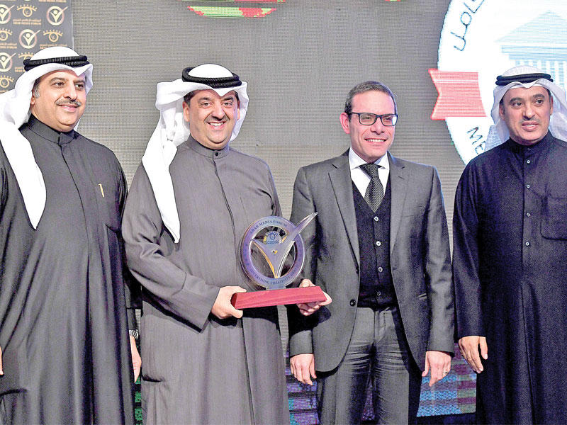 وليد الخشتي يتسلم الجوائز ممثلاً عن «زين» 