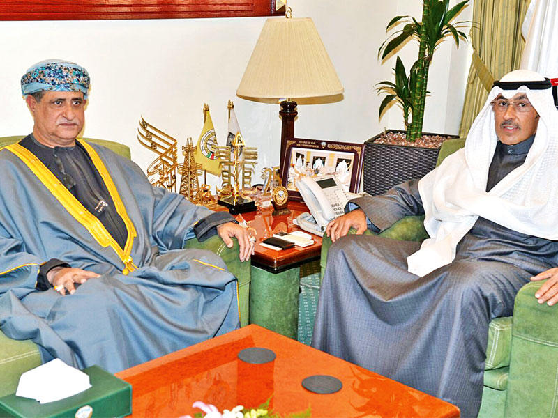 محافظ الأحمدي مستقبلاً سفير عمان