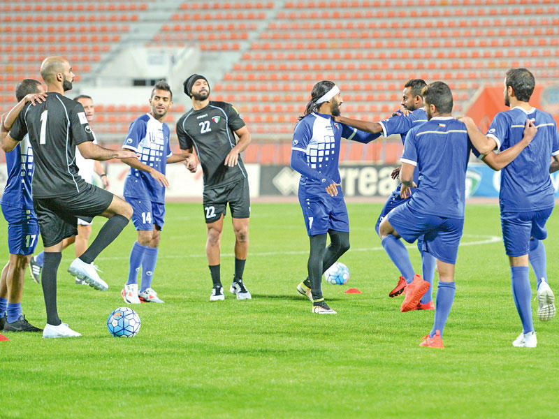 لاعبو الأزرق خلال التدريبn