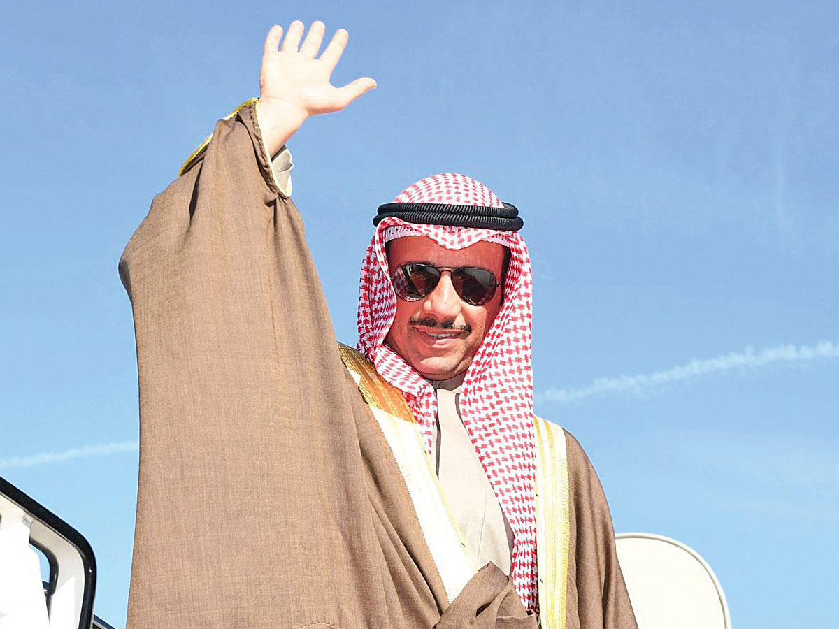 الغانم ملوحاً لمودعيه بالمطار أمس