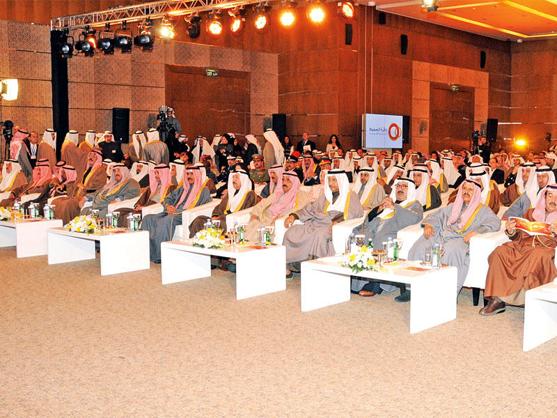 ممثل الأمير متوسطاً كبار الشيوخ والمسؤولين في حفل تكريم الفائزين بجائزة التقدم العلمي أمس