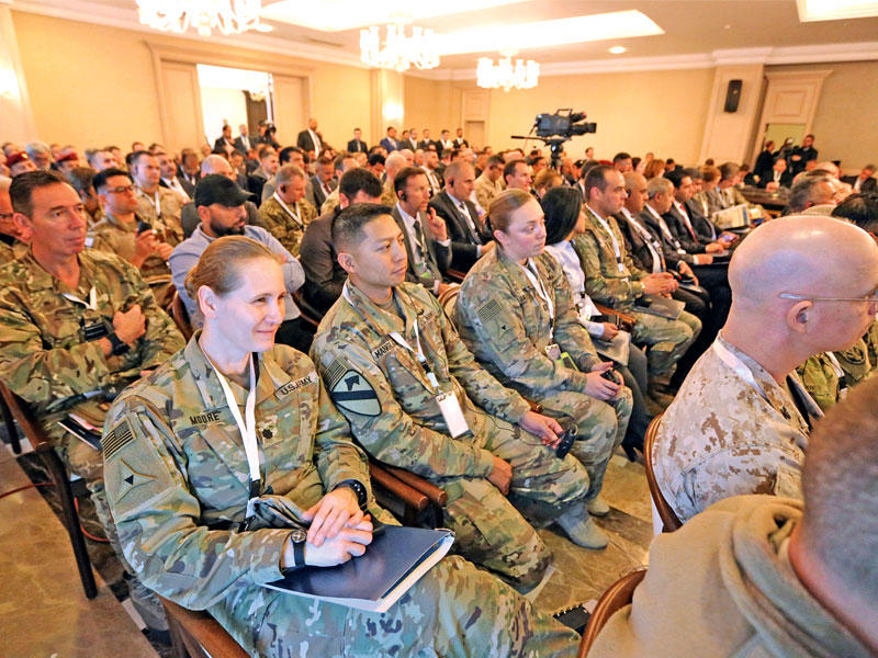 عناصر من الجيش الأميركي ومسؤولون متعددو الجنسيات خلال مؤتمر حول مكافحة دعاية «داعش» في بغداد أمس (رويترز)