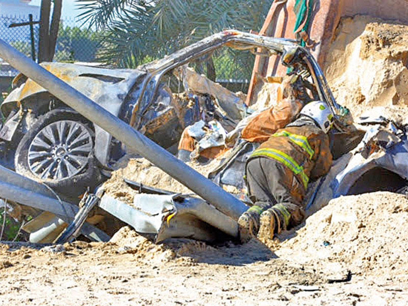 رجل إطفاء أثناء التعامل مع حادث طريق الملك فهد