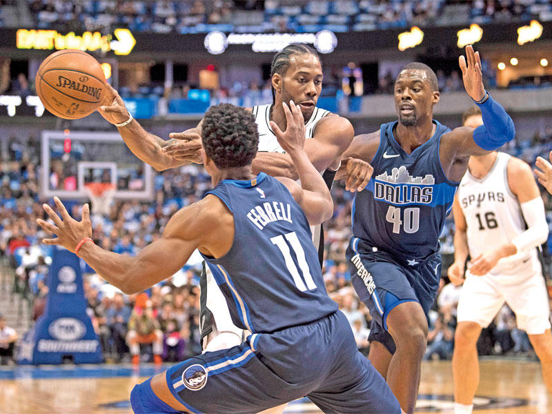 ليونارد نجم سبيرز خلال مواجهة دالاس