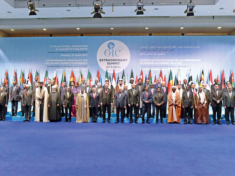 صورة تذكارية للمشاركين في القمة أمس (أ ف ب)