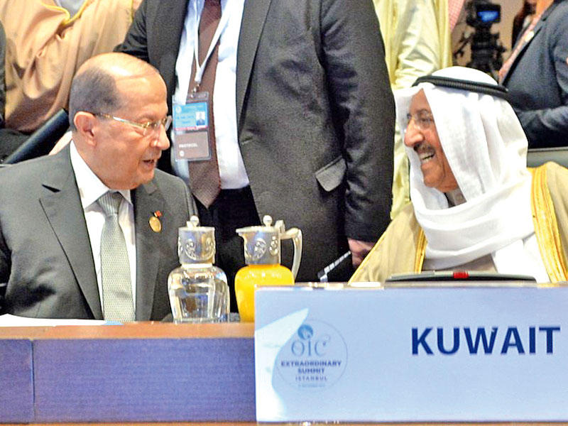 سمو الأمير خلال حديث جانبي مع الرئيس اللبناني ميشال عون في القمة أمس