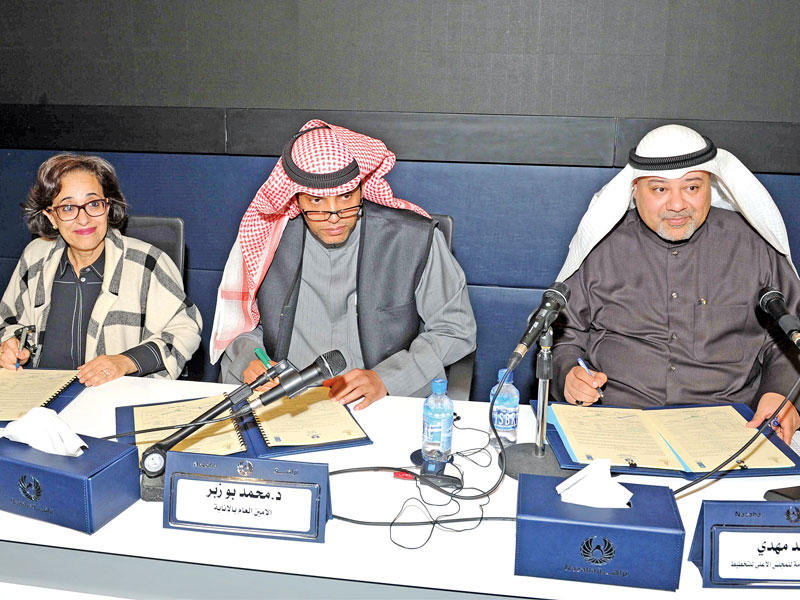 جانب من توقع وثيقة مكافحة الفساد     (تصوير نوفل إبراهيم)