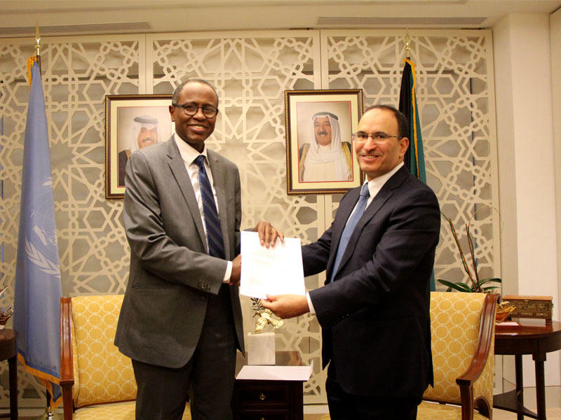  مندوب دولة الكويت الدائم لدى الامم المتحدة السفير منصور العتيبي يسلم تبرع دولة الكويت لنائب المدير التنفيذي لصندوق الامم المتحدة للطفولة (يونيسيف) عمر عبدي 