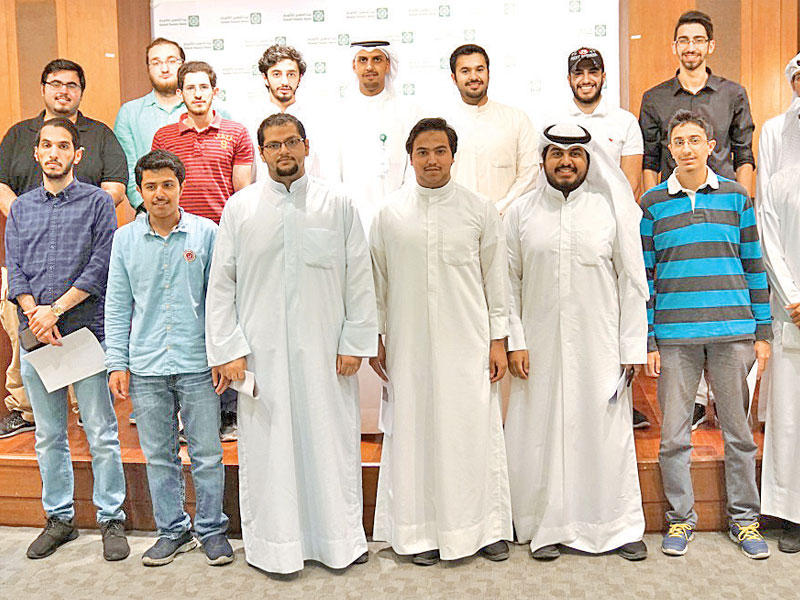 الطلبة أصحاب مشاريع التخرج مع مسؤولي «بيتك»